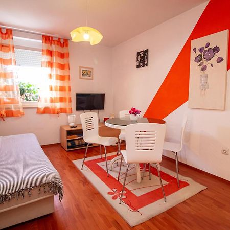 Apartment Un Chat Ровин Екстериор снимка