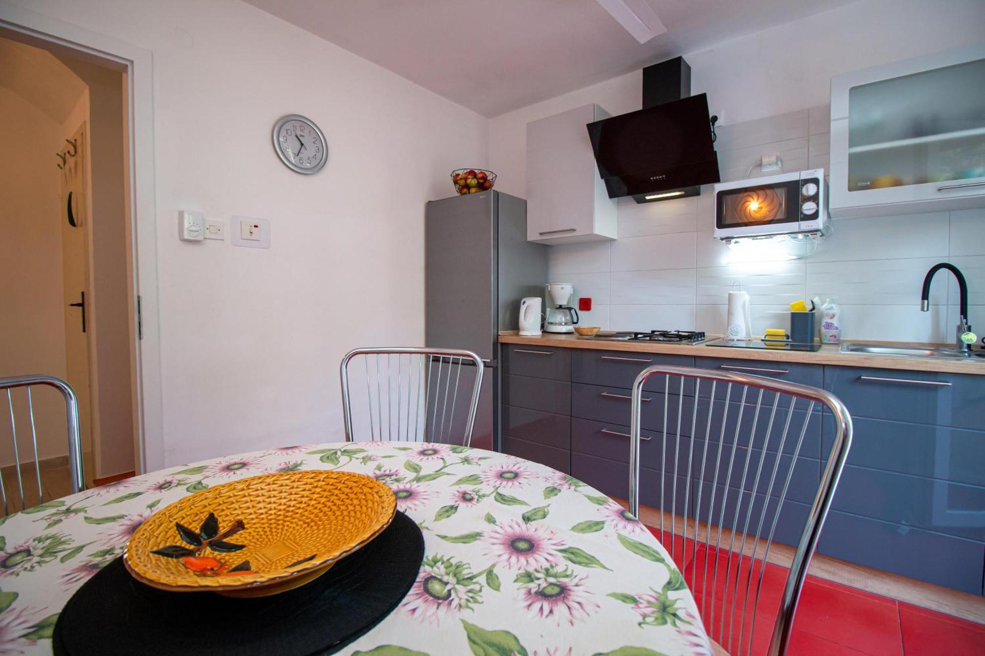 Apartment Un Chat Ровин Екстериор снимка